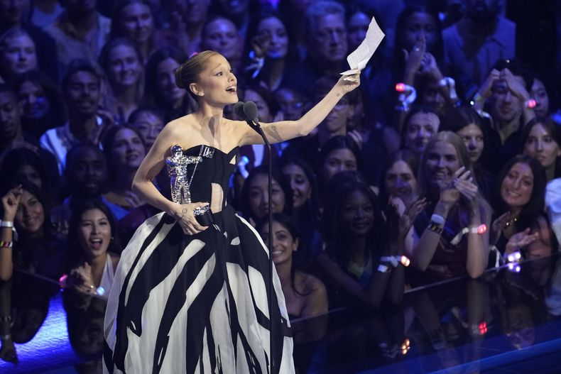 Ariana Grande acepta el premio a mejor pop por Brighter Days Ahead en los Premios MTV a los Videos Musicales el domingo 7 de septiembre de 2025, en el UBS Arena en Elmont, Nueva York. (Foto Charles Sykes/Invision/AP)