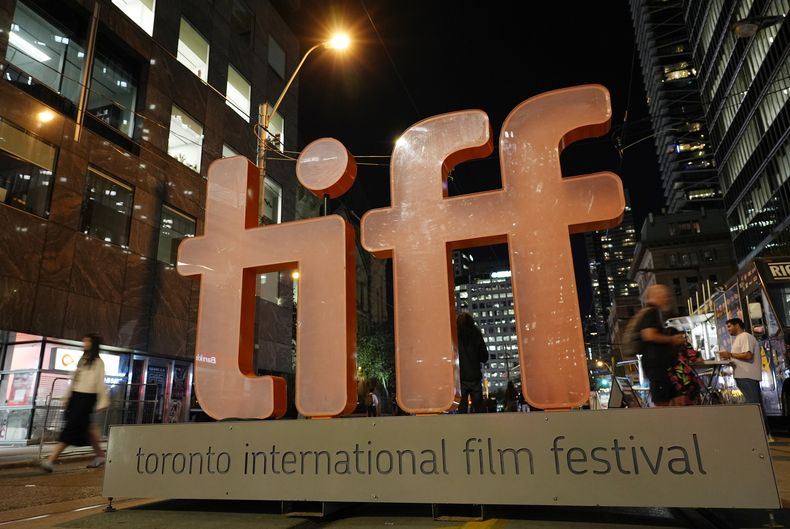 Un cartel de bienvenida para el Festival Internacional de Cine de Toronto 2024 se muestra en la noche inaugural del festival, el jueves 5 de septiembre de 2024, en Toronto. (Foto AP/Chris Pizzello)