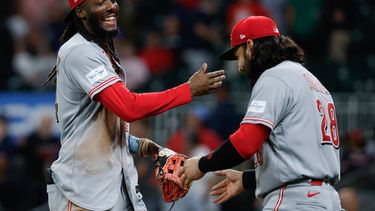 El pelotero de los Rojos de Cincinnati, Elly De La Cruz (izquierda), y Eugenio Suárez (28) celebran tras derrotar a los Bravos de Atlanta durante la novena entrada de un partido de béisbol, el 22 de septiembre de 2026, en Atlanta. (Foto AP/Erik S. Lesser)