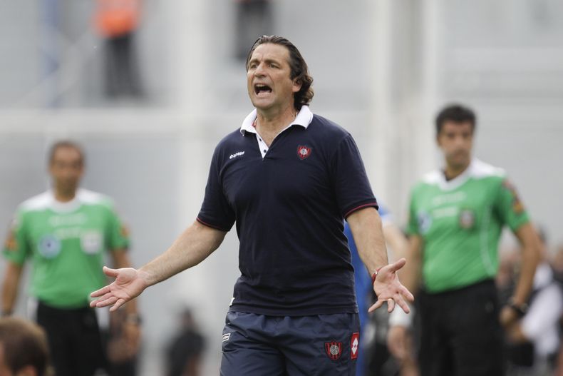 La fotograf&iacute;a del domingo 15 de diciembre de 2013 muestra a Juan Antonio Pizzi, t&eacute;cnico de San Lorenzo, durante el partido en que su equipo se coron&oacute; campe&oacute;n del Inicial argentino. Pizzi dejar&aacute; las riendas del club favor