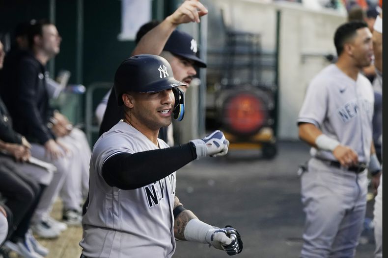 El venezolano Gleyber Torres, de los Yanquis de Nueva York, festeja un jonrón de su compañero Giancarlo Stanton en el encuentro del miércoles 30 de agosto de 2023, ante los Tigres en Detroit (AP Foto/Carlos Osorio)