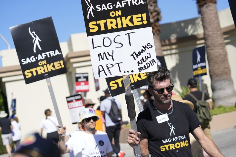 El miembro del sindicato SAG-AFTRA, James Hutson, lleva un cartel frente a los estudios de Paramount el miércoles 19 de julio de 2023 en Los Ángeles. (Foto AP/Chris Pizzello)