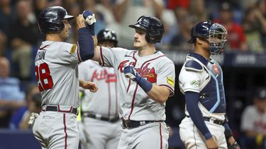 Sean Murphy de los Bravos de Atlanta celebra su jonrón de dos carreras con Matt Olson, junto al cátcher de los Rays de Tampa Bay Christian Bethancourt en el encuentro del viernes 7 de julio del 2023. (AP Foto/Mike Carlson)