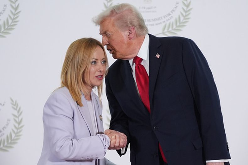 ARCHIVO - El presidente de Estados Unidos, Donald Trump, saluda a la primera ministra italiana, Giorgia Meloni, durante una cumbre para poner fin a más de dos años de guerra entre Israel y Hamas en Gaza tras un cese al fuego el 13 de octubre de 2025 en Sharm El Sheij, Egipto. (AP Foto/Evan Vucci, Pool, Archivo)