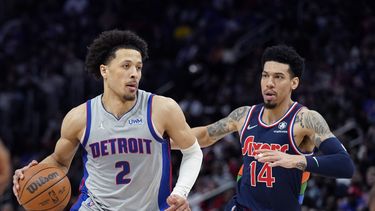 Bey luce al final; Pistons vencen a 76ers