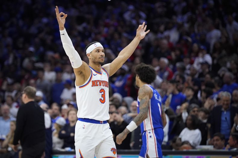 Josh Hart, de los Knicks de Nueva York, festeja en el sexto partido de la serie de postemporada ante los 76ers de Filadelfia, el jueves 2 de mayo de 2024 (AP Foto/Matt Slocum)