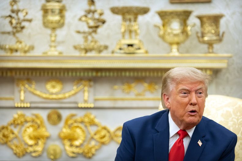El presidente Donald Trump habla mientras se reúne con el presidente libanés Joseph Aoun en el Despacho Oval de la Casa Blanca, el martes 21 de julio de 2026, en Washington. (Foto AP/Mark Schiefelbein)