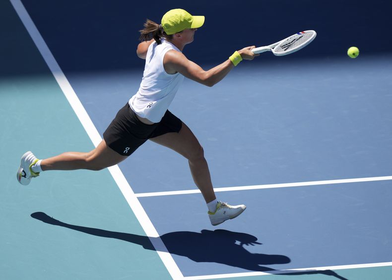 Iga Swiatek devuelve ante Caroline Garcia durante el Abierto de Miami, el viernes 21 de marzo de 2025, en Miami Gardens, Florida. (AP Foto/Lynne Sladky)