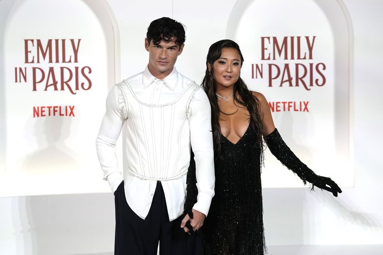 Los actores Paul Forman, izquierda, y Ashley Park llegan al estreno de Emily in Paris, en Roma, el martes 10 de septiembre de 2024. (Foto AP/Andrew Medichini)