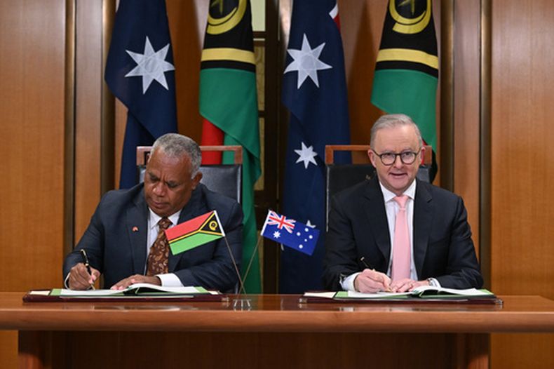 El primer ministro de Vanuatu, Jotham Napat, izquierda, y su homólogo australiano Anthony Albanese firman el acuerdo Nakamal en la sede del Parlamento en Canberra, el lunes 29 de junio de 2026. (Lukas Coch/AAP Image vía AP)