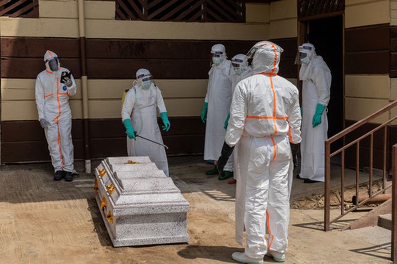Trabajadores sanitarios preparan el ataúd de Angèle Muyumba Nsimire, una estudiante universitaria que falleció de ébola en la Clínica Citadelle de Bunia, Congo, el viernes 12 de junio de 2026. (Foto AP/Moses Sawasawa)