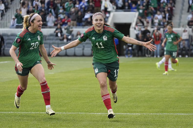 Lizbeth Ovalle (11), de la selección mexicana femenil, celebra uno de sus goles con su compañera Mayra Pelayo (20) durante el segundo tiempo de los cuartos de final de la Copa Oro de CONCACAF contra Paraguay, el domingo 3 de marzo de 2024, en Los Ángeles. (AP Foto/Marcio Jose Sanchez)