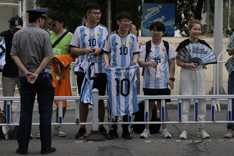 Aficionados chinos reciben a la selección de Argentina previo a un entrenamiento en Beijing, el miércoles 14 de junio de 2023. (AP Foto/Ng Han Guan)