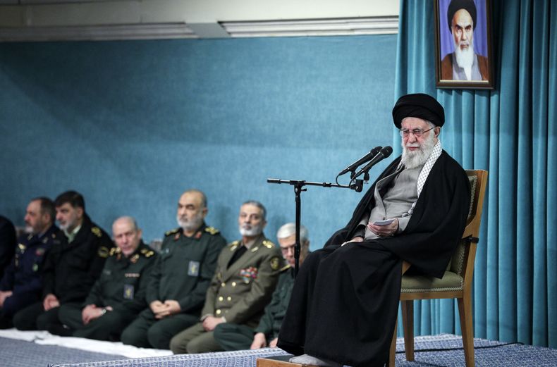 En esta imagen publicada por el sitio oficial de la oficina del líder supremo de Irán, el ayatolá Alí Jamenei, líder supremo del país, habla bajo un retrato del líder revolucionario el ayatolá Jomeini, mientras mandos militares escuchan, al fondo, en una reunión de autoridades en Teherán, Irán, el sábado 8 de marzo de 2025. (Oficina del líder supremo de Irán via AP)