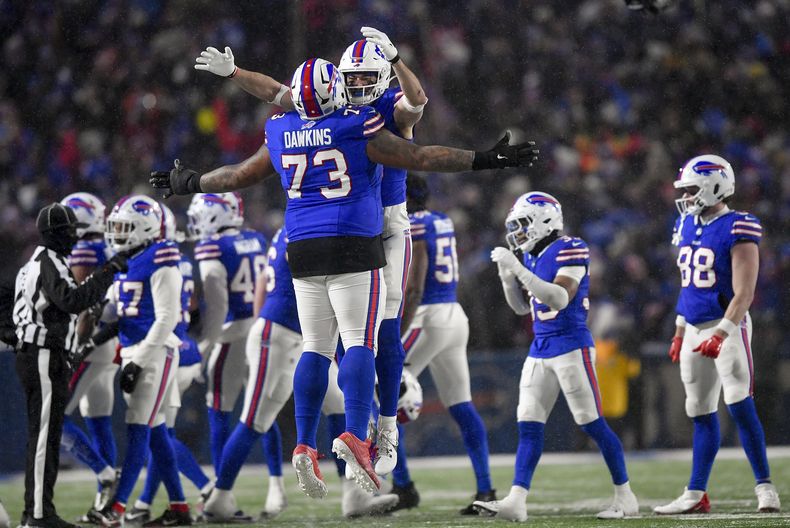 El tackle ofensivo de los Bills de Buffallo Dion Dawkins y el tight end Dalton Kincaid celebran tras vencer a los Ravens de Baltimore en le duelo divisional el domingo 19 de enero del 2025. (AP Foto/Adrian Kraus)