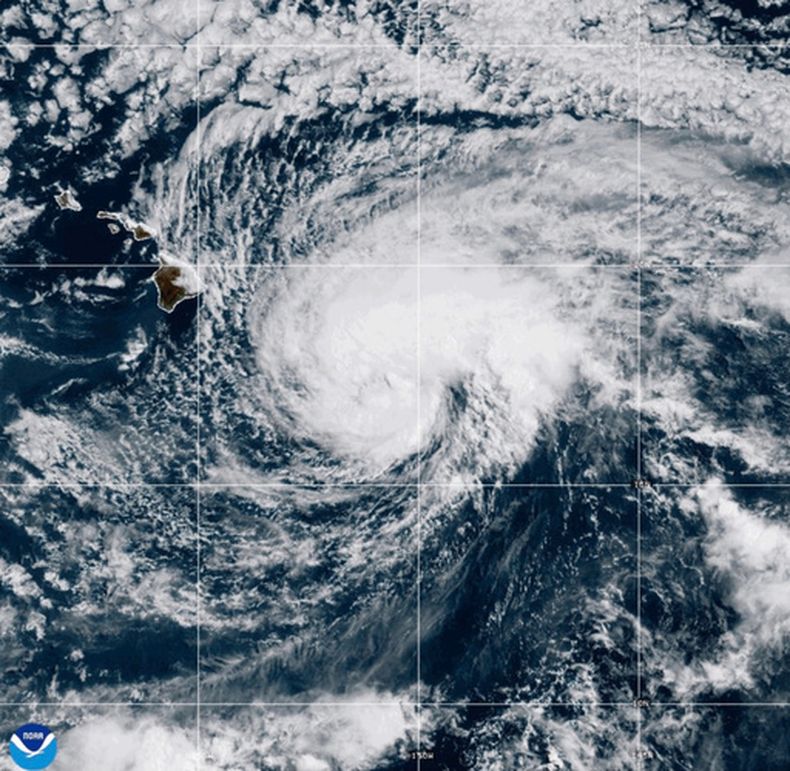 Esta imagen satelital de la NOAA, tomada a las 5:22 p. m. EST del viernes 14 de agosto de 2026, muestra a la tormenta tropical Lala mientras se acerca a la Isla Grande de Hawai. (NOAA vía AP)
