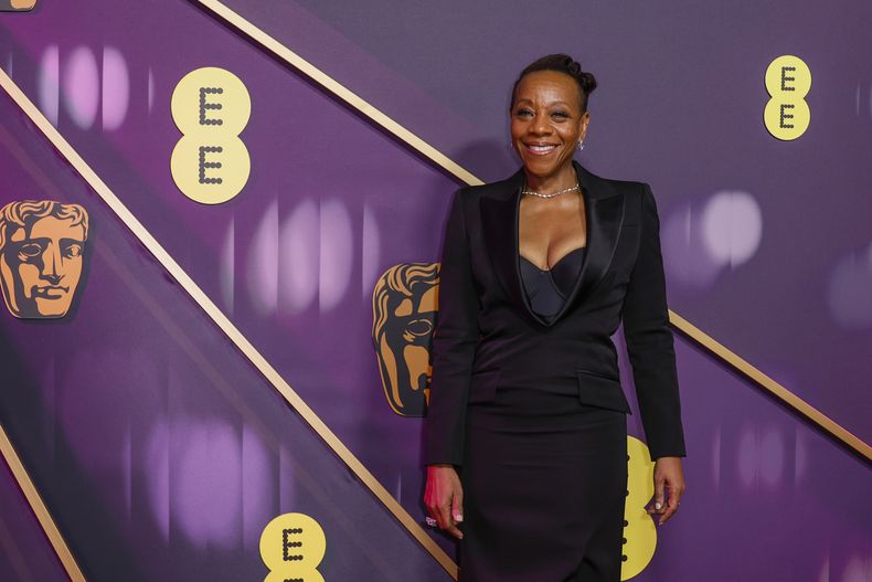 Marianne Jean-Baptiste posa a su llegada a la 78a edición de los Premios de la Academia Británica de Cine, BAFTA, en Londres, el domingo 16 de febrero de 2025. (Foto Joel C Ryan/Invision/AP)
