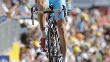 americateve | El italiano Vincenzo Nibali se relaja tras ganar la 13ra etapa y afianzarse en el liderato del Tour de Francia el 18 de julio del 2014. (AP Photo/Christophe Ena)