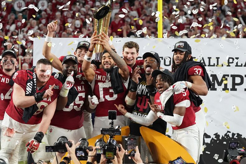 Indiana sostiene el trofeo tras su victoria contra Miami en el partido por el campeonato nacional del fútbol americano universitario, el lunes 19 de enero de 2026, en Miami Gardens, Florida. (Foto AP/Lynne Sladky)
