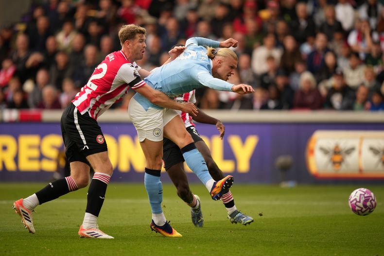 Erling Haaland, del Manchester City, anota durante el partido de fútbol de la Liga Premier Inglesa entre el Brentford y el Manchester City en Londres el domingo 5 de octubre de 2025. (AP Photo/Alastair Grant)