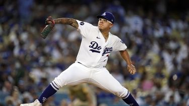 Urías vuelve a brillar; Dodgers vapulean a Padres