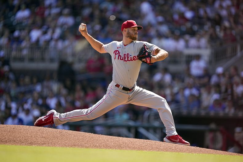 Zach Wheeler, de los Filis de Filadelfia, hace un lanzamiento ante los Bravos de Atlanta el sábado 27 de mayo de 2023 (AP Foto/Brynn Anderson)