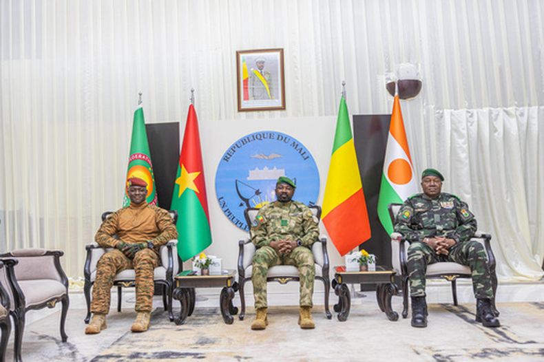 El capitán Ibrahim Traoré de Burkina Faso (izq), el general Assimi Goïta de Mali (cent) y el general Abdourahamane Tchiani de Níger en Bamako, Mali, el 23 de diciembre del 2025. (Centro de Información del Gobierno de Mali, via AP)