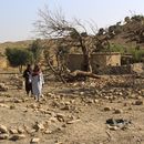 Guardias talibanes en el lugar donde según el Talibán hubo un bombardeo paquistaní en la provincia de Khost, Afganistán, el 24 de septiembre del 2026. (AP foto/Saifullah Zahir)