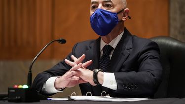 senado confirma al cubano americano, mayorkas como como secretario de seguridad nacional