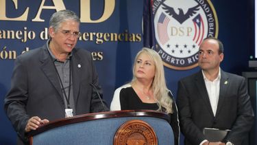 bajo fuego el jefe de manejo de emergencias