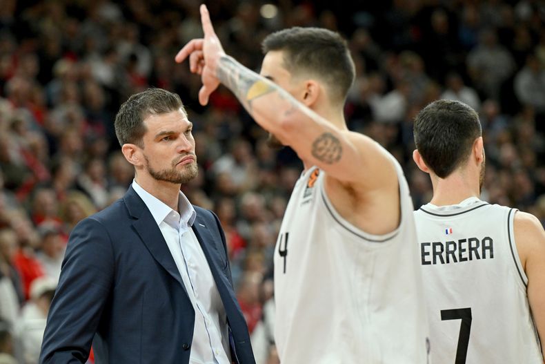 ARCHIVO - Tiago Splitter (izquierda), entrenador de Paris-Levallois, durante el partido contra Bayern Múnich en la Euroliga, el 17 de octubre de 2024, en Múnich. (Peter Kneffel/dpa vía AP)
