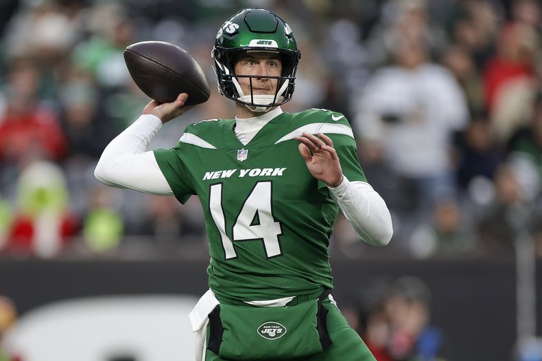 Trevor Siemian, quarterback de los Jets de Nueva York, envía un pase en el encuentro del domingo 24 de diciembre de 2023, ante los Commanders de Washington (AP Foto/Adam Hunger)