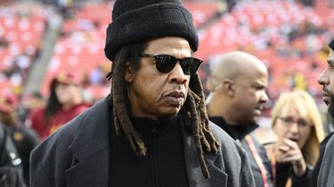 ARCHIVO - El músico Jay-Z en el campo antes de un partido de fútbol americano de la NFL entre los Commanders de Washington y los Cowboys de Dallas, el 24 de noviembre de 2024, en Landover, Maryland. (Foto AP/Nick Wass, archivo)