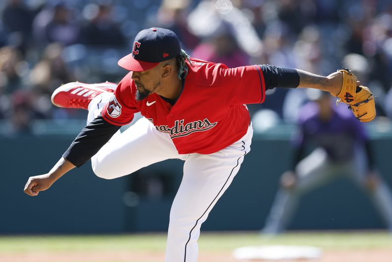 Emmanuel Clase de los Guardianes de Cleveland lanza contra los Rockies de Colorado, el miércoles 26 de abril de 2023, en Cleveland. (AP Foto/Ron Schwane)