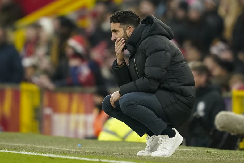 El técnico del Manchester United Ruben Amorim observa el partido contra Brighton en la Liga Premier, domingo 19 de enero de 2024, en Manchester. (AP Foto/Dave Thompson)