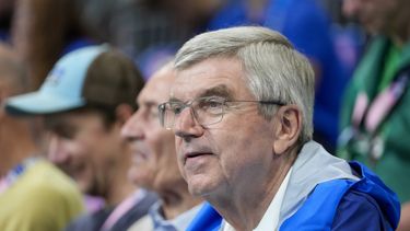 Thomas Bach, presidente del Comité Olímpico Internacional, presencia un partido de balonmano entre Alemania y Francia, el miércoles 7 de agosto de 2024, en Villeneuve-dAscq, Francia (AP Foto/Brian Inganga)