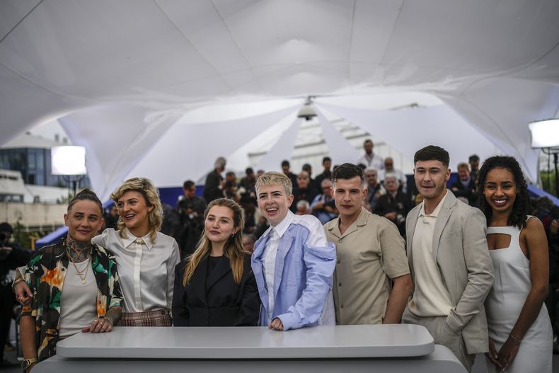 Laura Ambler, de izquierda a derecha, Lara Peake, Mia Mckenna-Bruce, la directora Molly Manning Walker, Shaun Thomas, Samuel Bottomley y Enva Lewis posan en la sesión de la película How To Have Sex en la 76a edición del Festival de Cine de Cannes en el sur de Francia el viernes 19 de mayo de 2023. (Foto AP/Daniel Cole)