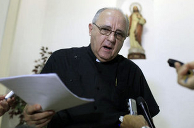 En el documento también se hace referencia a las "restricciones" de "un cierto número de libertades en los medios de comunicación" así como al surgimiento de "espacios incipientes de debate y discusión en torno al proyecto de país