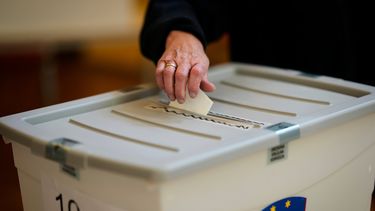 Una persona participa en el referéndum sobre muerte asistida en Domzale, Eslovenia, el 23 de noviembre del 2025. (AP foto/Darko Bandic)