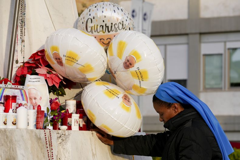 ARCHIVO - Una monja reza por el papa Francisco frente al Policlínico Agostino Gemelli, en Roma, el domingo 23 de febrero de 2025, donde el Pontífice está hospitalizado desde el viernes 14 de febrero. (Foto AP/Andrew Medichini, archivo)