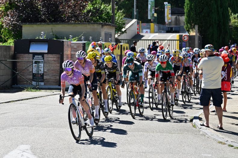 Un hombre toma fotografías a las ciclistas durante la séptima etapa del Tour de Francia Femenino (Tour de France Femmes), entre La Voulte-sur-Rhône y el Mont Ventoux en Malaucène, Francia, el viernes 7 de agosto de 2026. (Foto AP/Philippe Magoni)