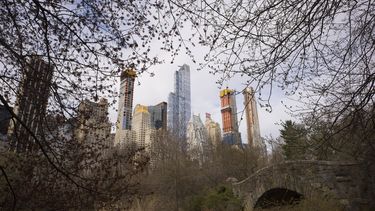 ARCHIVO - Esta imagen del 17 de abril de 2018 muestra varios rascacielos captados desde Central Park, Nueva York. (AP Foto/Mark Lennihan, archivo)
