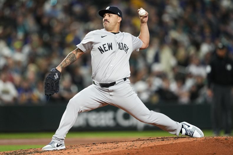 El abridor de los Yankees de Nueva York Néstor Cortés lanza ante los Marineros de Seattle, el miércoles 18 de septiembre de 2024, en Seattle. (AP Foto/Lindsey Wasson)