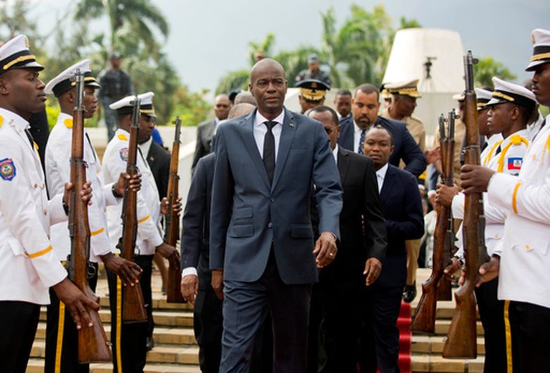 ARCHIVO – El presidente de Haití, Jovenel Moise, centro, sale del museo durante una ceremonia para conmemorar el 215to aniversario de la muerte del héroe revolucionario Toussaint Louverture, en el museo del Panteón Nacional en Puerto Príncipe, Haití, el 7 de abril de 2018. (AP Foto/Dieu Nalio Chery, Archivo)