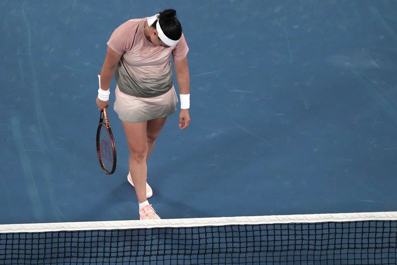 La tunecina Ons Jabeur se lamenta durante su encuentro de la segunda ronda del Abierto de Australia ante la rusa Mirra Andreeva, el miércoles 17 de enero de 2024 (AP Foto/Alessandra Tarantino)