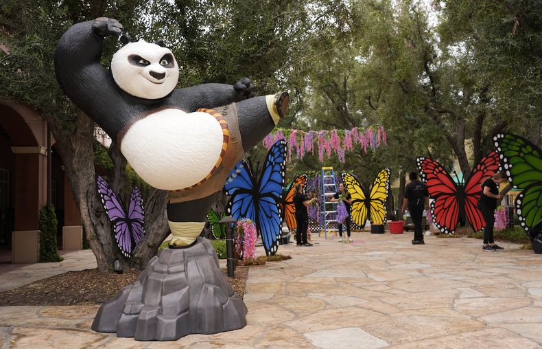 Una estatua del personaje animado Po, de las películas Kung Fu Panda, en las instalaciones de DreamWorks Animation, el miércoles 25 de septiembre de 2024, en Glendale, California. (AP Photo/Chris Pizzello)