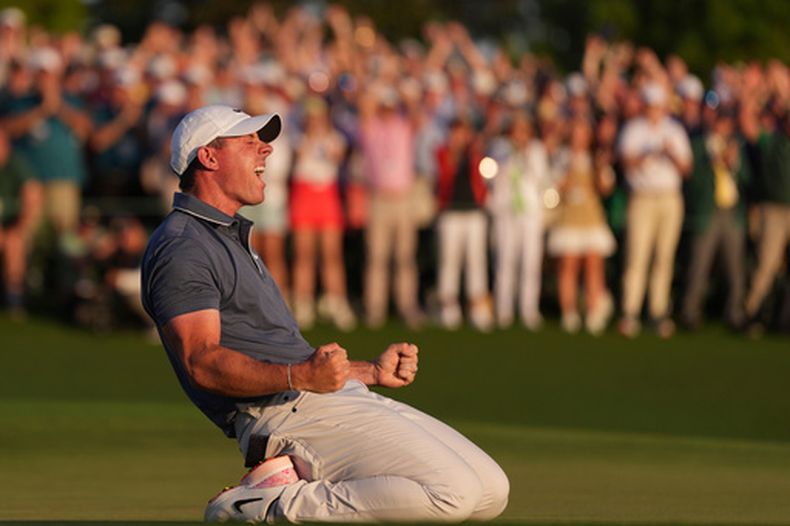 ARCHIVO - El norirlandés Rory McIlroy festeja tras conquistar el Masters de Augusta, Georgia, luego de imponerse en un desempate a Justin Rose, el domingo 13 de abril de 2025 (AP Foto/Matt Slocum, archivo)