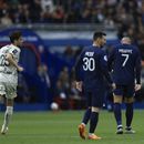 Lionel Messi (izquierda) y Kylian Mbappé del Paris Saint-Germain durante la derrota 3-1 ante Lorient, el domingo 30 de abril de 2023, en París. (AP Foto/Aurelien Morissard)