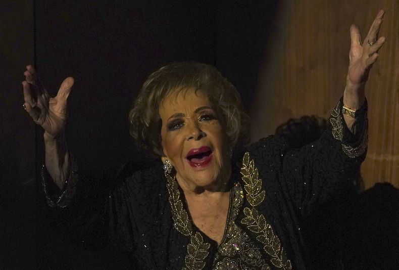 ARCHIVO - Silvia Pinal recibe el aplauso del público durante un homenaje a su trayectoria en el Palacio de Bellas Artes de la Ciudad de México el 29 de agosto de 2022. Pinal falleció el 28 de noviembre de 2024. Tenía 93 años. (Foto AP/Marco Ugarte, archivo)