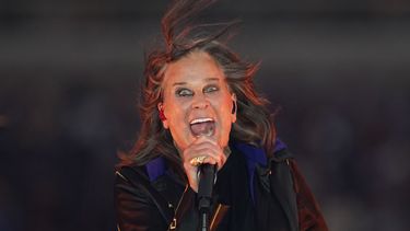 ARCHIVO - El cantante Ozzy Osbourne actúa durante el medio tiempo de un partido de fútbol americano de la NFL entre Los Angeles Rams y Buffalo Bills en Inglewood, California, el 8 de septiembre de 2022. (Foto AP/Ashley Landis, archivo)